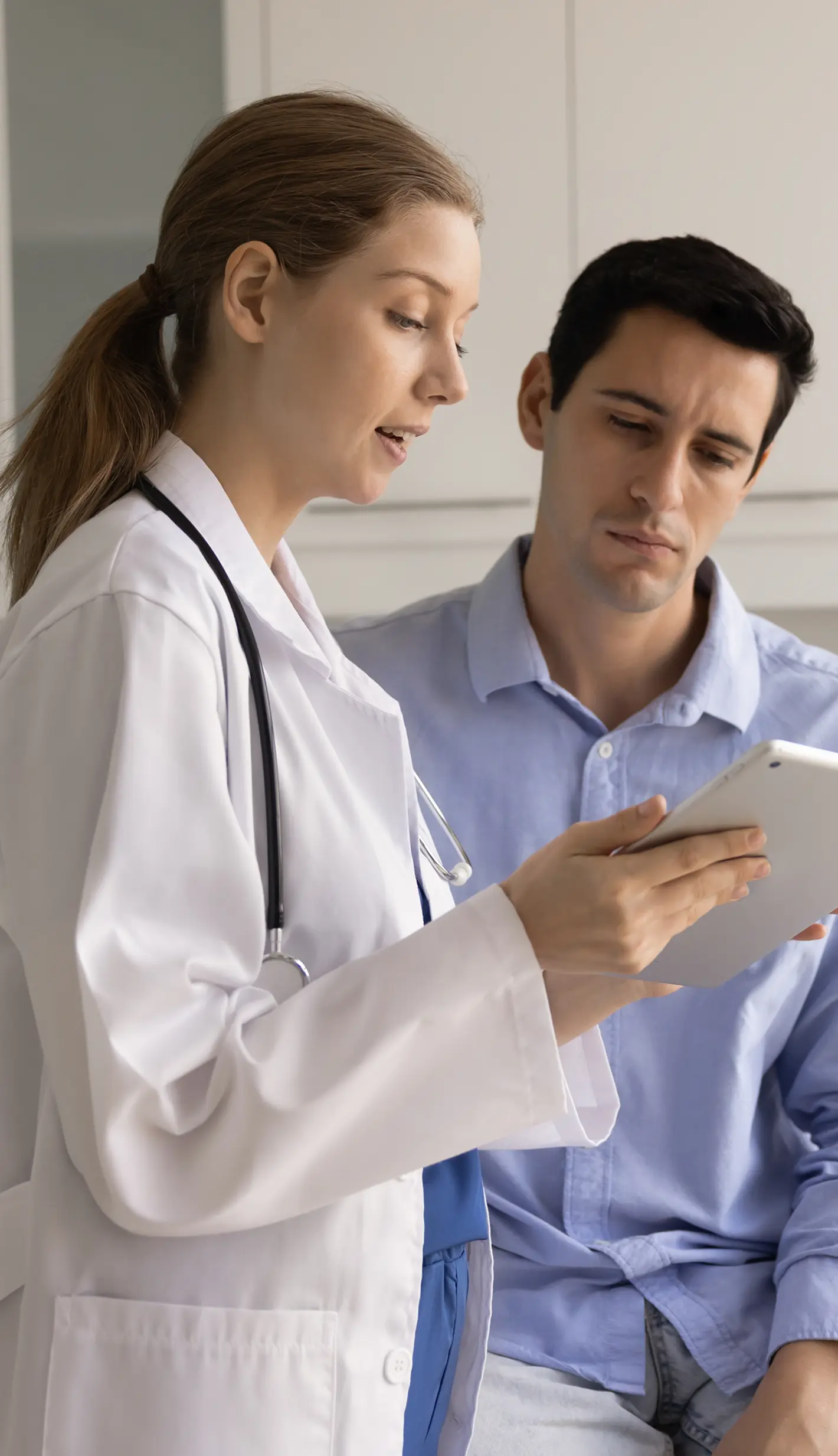 Doctorul explica pacientului