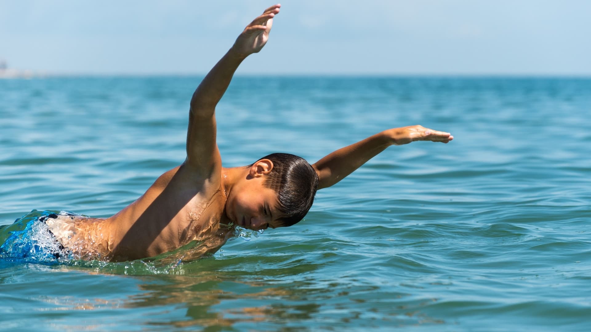 Lecțiile de înot salvează vieți: ce trebuie să știe părinții