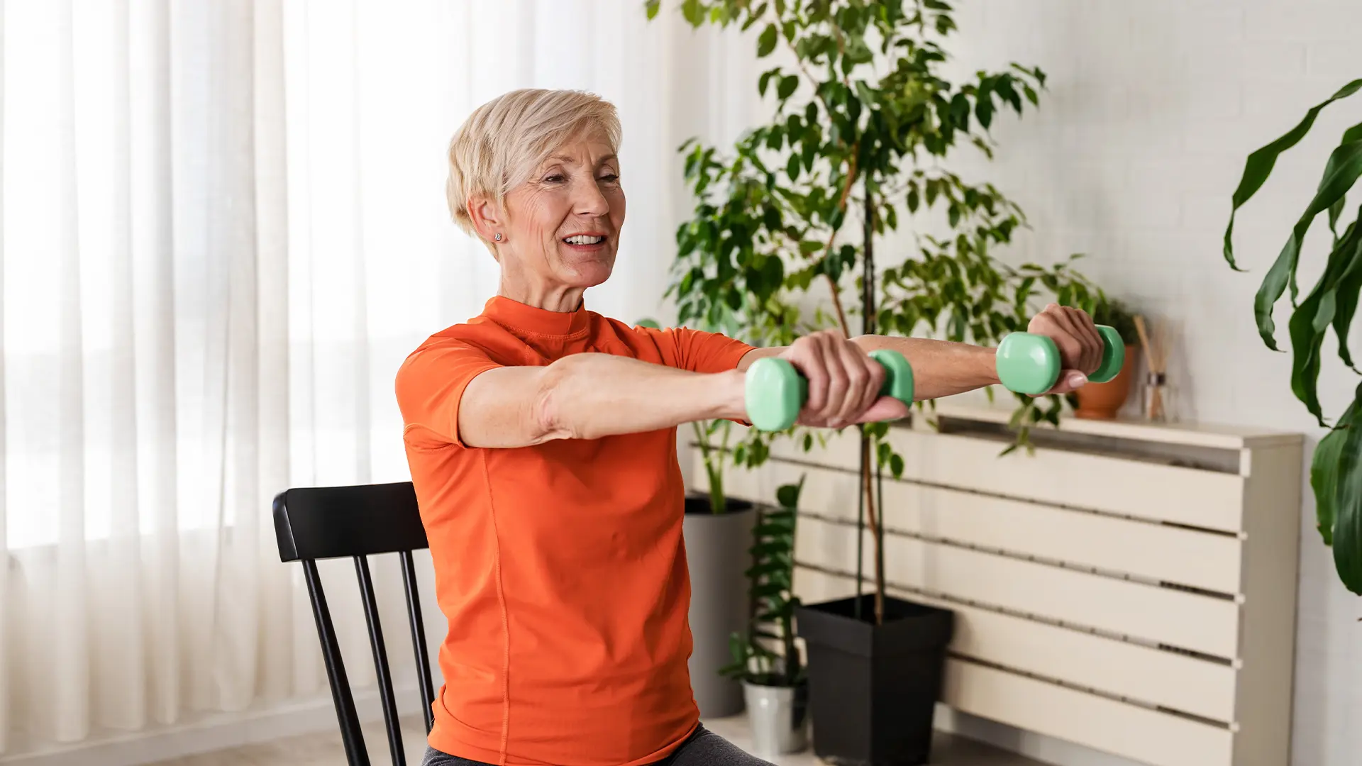 Exerciții pe scaun pentru seniori. Îmbunătățesc forța, flexibilitatea și rezistența