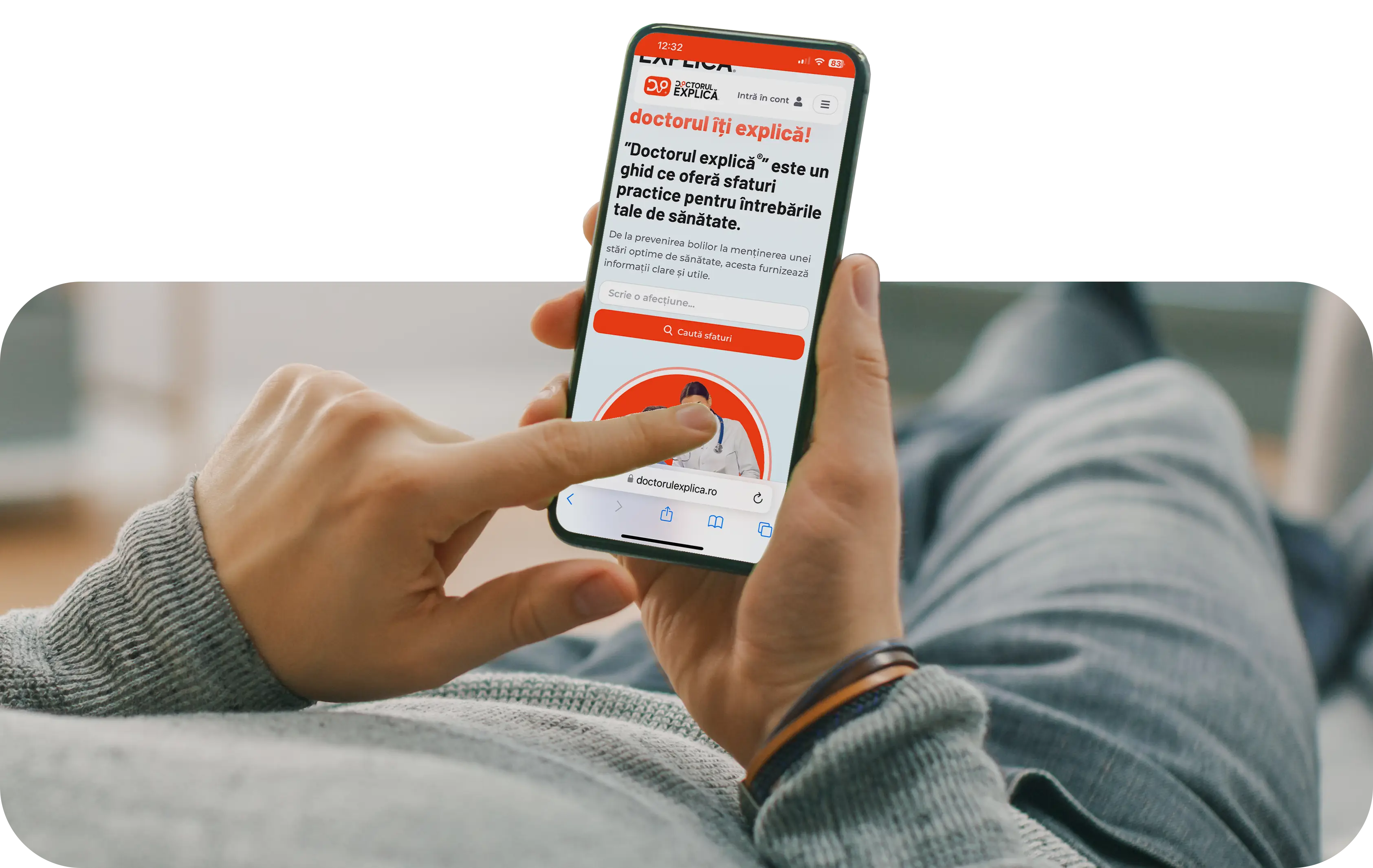O persoana intinsa pe canapea cu telefonul in mana, navigand website-ul Doctorul Explica